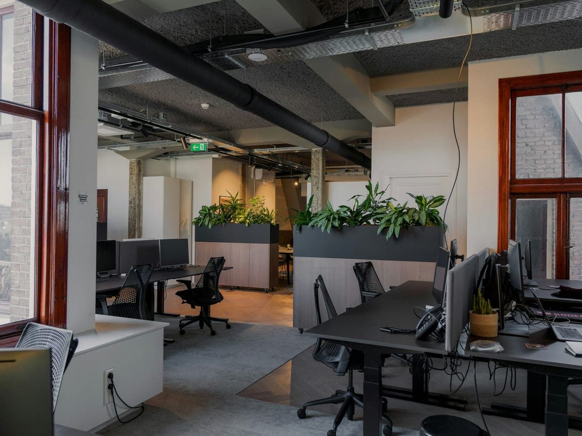 Un bureau en espace ouvert avec plusieurs postes de travail