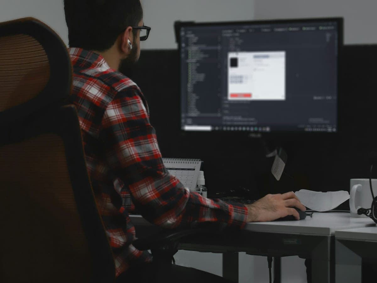 Une collaboratrice travaillant sur une application métier au bureau